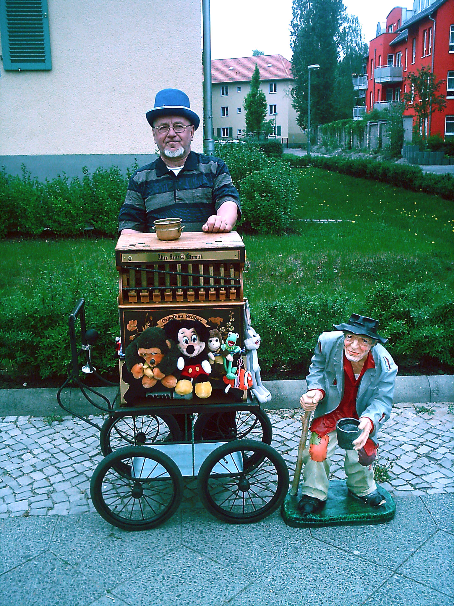 Siegfried Eisbrenner mit Drehorgel
